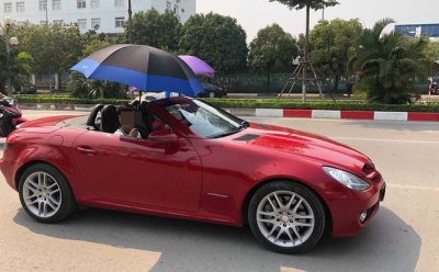 Sau TPHCM, xuất hiện thêm hình ảnh tài xế Hà Nội vừa lái xe vừa… che ô Xuất hiện thêm hình ảnh tài xế Hà Nội vừa lái xe vừa… che ô