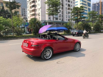 Nỗi khổ của thanh niên lái xe sang mui trần trong ngày nắng ở Hà Nội Nỗi khổ của thanh niên lái xe sang mui trần