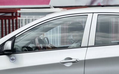 Tài xế ô tô ở TPHCM phải dùng đến khẩu trang để tránh nắng Tài xế ô tô ở TPHCM
