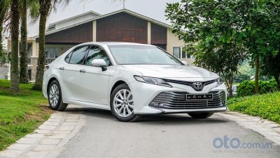 Toyota Camry 2.0G 2019 màu bạc...