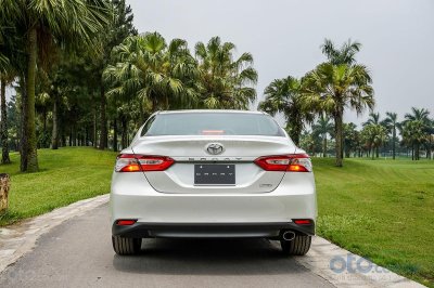 Đuôi xe Toyota Camry 2.0G 2019...