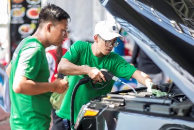 Rửa xe ô tô không tốn nước với PowerSteam - Ảnh 1 Rửa xe ô tô không tốn nước với PowerSteam - Ảnh 1.