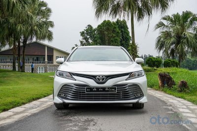Toyota Camry 2.0G 2019: Trực diện đầu xe Toyota Camry 2.0G 2019: Trực diện đầu xe.