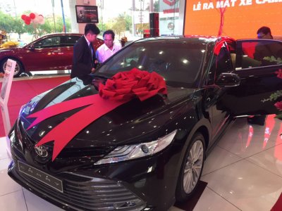 Giá xe Toyota Camry 2019 tại đại lý a2 Ảnh chụp Toyota Camry 2019 màu đen tại đại lý
