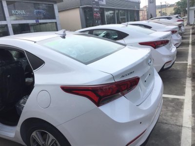 Hyundai Accent hoàn thiện nâng cấp, tăng giá bán tại đại lý a2 Anten vây cá trên mui xe Hyundai Accent vừa nâng cấp