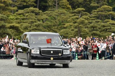 Toyota Century được sử dụng trong lễ đăng quang của Tân Nhật hoàng thay vì phiên bản mui trần Toyota Century được sử dụng trong lễ đăng quang của Tân Nhật hoàng