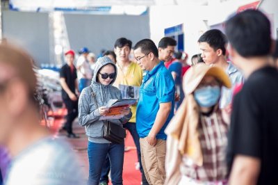 Dù Sài Gòn nắng nóng, nhưng cũng không thể ngăn cản người dân đổ về Hội chợ Oto.com.vn tại SVĐ Quân khu 7 Dù Sài Gòn nắng nóng, nhưng cũng không thể ngăn cản người dân đổ về Hội chợ Oto.com.vn