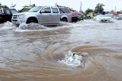Lái xe mùa mưa bão an toàn với 12 kỹ năng cơ bản 6 Lái xe mùa mưa bão an toàn với 12 kỹ năng cơ bản a6