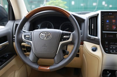 Dùng chán, chủ Toyota Land Cruiser 2016 vẫn tự tin chốt giá gần bằng xe đời mới a10