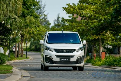 Thiết kế ngoại thất của Peugeot Traveller mang phong cách sang trọng, tinh tế nhưng không kém phần chắc chắn. 