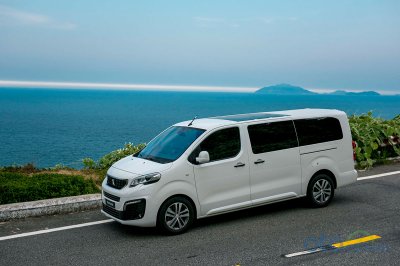 Cửa hông 2 bên trượt điện có tích hợp cảm biến đá chân. Ngoài ra, Peugeot Traveller 2019 còn được trang bị thêm cửa kính phía sau và lắp thêm kính tối màu góp phần tôn vẻ đẹp nổi bật chiếc xe.