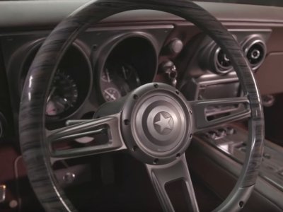 Vô lăng Camaro RS được thiết kế đặc biệt trông giống chiếc khiên của Captain America Vô lăng Camaro RS