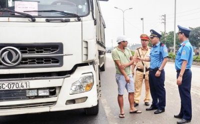 Tổ công tác CSGT Công an Hà Nội kiểm tra đột xuất đối với các tài xế Tổ công tác CSGT Công an Hà Nội kiểm tra đột xuất đối với các tài xế...