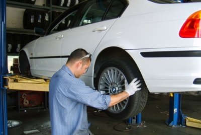 Thợ sửa ô tô móc túi khách hàng bằng cách nào? a4 Đánh dấu vị trí các lốp xe để đề phòng trường hợp đảo lốp