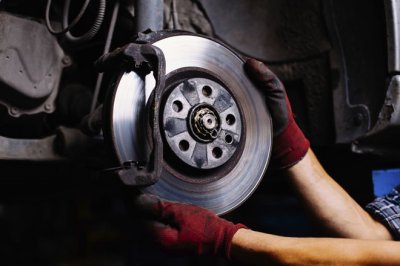 Thợ sửa ô tô móc túi khách hàng bằng cách nào? a6 Có thể thay má phanh ô tô sau 3-5 năm liên tục sử dụng