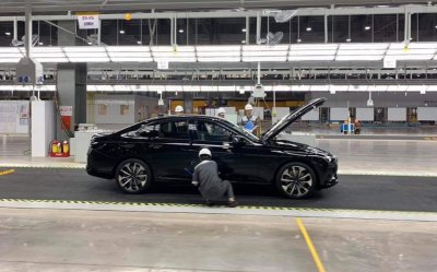 Chiếc sedan VinFast LUX A2.0 đang được hoàn thiện Chiếc sedan VinFast LUX A2.0 đang được hoàn thiện...