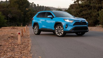 Toyota RAV4 2019 được tái thiết kế hoàn toàn Toyota RAV4 2019 màu xanh đỗ trên đường