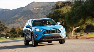Toyota RAV4 2019 có khả năng kéo ấn tượng Toyota RAV4 2019 di chuyển trên đường