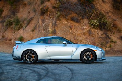 Nissan GT-R R35 - thân xe Nissan GT-R.
