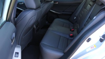 Ưu nhược điểm của Lexus IS 2019: Không gian ghế ngồi hạn chế Ghế sau của Lexus IS 2019