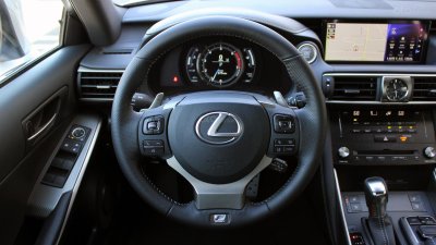 Ưu nhược điểm của Lexus IS 2019: Hệ thống thông tin giải trí cảm ứng kém nhạy Vô-lăng của Lexus IS 2019.