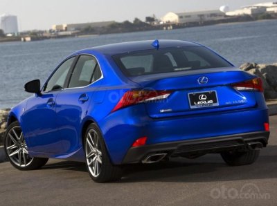 Ưu nhược điểm của Lexus IS 2019: Trải nghiệm lái mượt mà Đuôi xe Lexus IS 2019