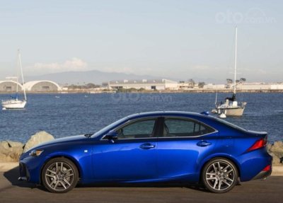 Ưu nhược điểm của Lexus IS 2019: Xử lý lái dưới mức trung bình Thân xe Lexus IS 2019