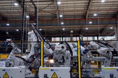 Các robot trong nhà máy thực hiện 6 nghìn điểm hàn máy Các robot trong nhà máy thực hiện 6 nghìn điểm hàn máy.