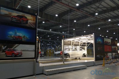 các bộ khung xe được chuyển tới dây chuyền lắp ráp các bộ khung xe được chuyển tới dây chuyền lắp ráp.