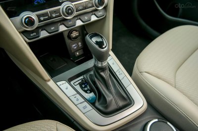 Khu vực cần số Hyundai Elantra 2.0 2019 Khu vực cần số Hyundai Elantra 2.0 2019...