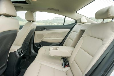 Hàng ghế sau Hyundai Elantra 2.0 2019 Hàng ghế sau Hyundai Elantra 2.0 2019...