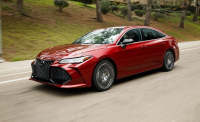 Nhược điểm của Toyota Avalon 2019: Không có hệ dẫn động bốn bánh toàn thời gian tùy chọn Toyota Avalon 2019 đang chạy