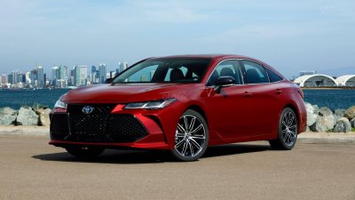 Ưu điểm của Toyota Avalon 2019: Các tính năng an toàn tiêu chuẩn khác Toyota Avalon 2019: góc 3/4 đầu xe