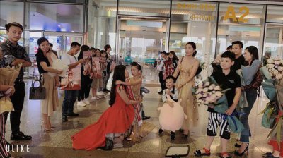 Bảo Anh - Hoa hậu hoàn vũ nhí 2019 được đón bằng siêu xe dát vàng khi trở về nước 2 Bảo Anh - Hoa hậu hoàn vũ nhí 2019 được đón bằng siêu xe dát vàng khi trở về nước a2