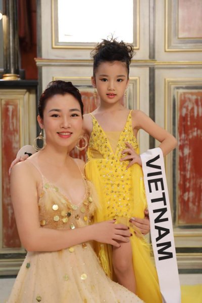 Bảo Anh - Hoa hậu hoàn vũ nhí 2019 được đón bằng siêu xe dát vàng khi trở về nước 7 Bảo Anh - Hoa hậu hoàn vũ nhí 2019 được đón bằng siêu xe dát vàng khi trở về nước a7