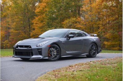 Nissan GT-R màu xám đang đỗ