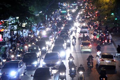 Tài xế Việt và những hành vi lái xe nguy hiểm khó bỏ a5 Bật đèn pha ô tô bừa bãi