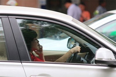 Tài xế Việt và những hành vi lái xe nguy hiểm khó bỏ a7 Dùng điện thoại khi lái xe ô tô