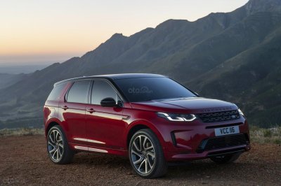 Land Rover Discovery Sport 2020 màu đỏ đang đậu