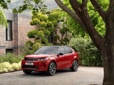 Land Rover Discovery Sport 2020 màu đỏ đang đậu