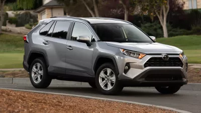 Top 10 mẫu SUV/Crossover chạy xăng tiết kiệm nhất năm 2019 a4 Toyota RAV4 đời 2019 màu ghi bạc