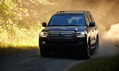 Giá giá lăn bánh xe Toyota Land Cruiser 2019 mới nhất.