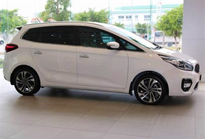 Thân xe Kia Ronda 2019 ngoaị thất màu trắng