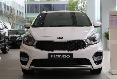 Kia Ronda 2019 ngoại thất màu trắng tại đại lý