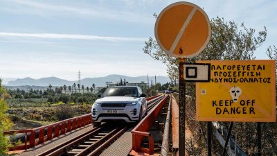 Range Rover Evoque 2020 đi trên cầu