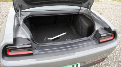 Tóm gọn tội phạm truy nã trốn trong cốp xe Dodge Challenger bán đấu giá 1 Tóm gọn tội phạm truy nã trốn trong cốp xe Dodge Challenger bán đấu giá a1