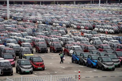 Xe điện được xếp bên cạnh nhà máy của GM tại Trung Quốc Xe điện được xếp bên cạnh nhà máy của GM tại Trung Quốc.