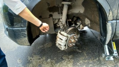 Hiện tượng rỉ sét trên xe Honda CR-V Hiện tượng rỉ sét trên xe Honda CR-V ...