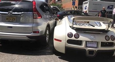 Bugatti Veyron trị giá hơn 40 tỷ đồng gặp "sao quả tạ" chỉ vài phút cùng chủ mới rời đại lý a4