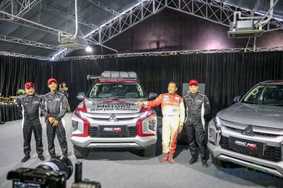 Hai chiếc Mitsubishi Triton được trao cho đội đua RACING AKA Hai chiếc Mitsubishi Triton được trao cho đội đua RACING AKA.